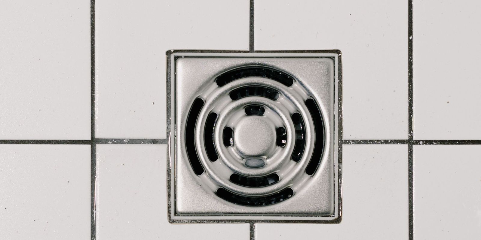 Coladera de drenaje en piso de azulejo