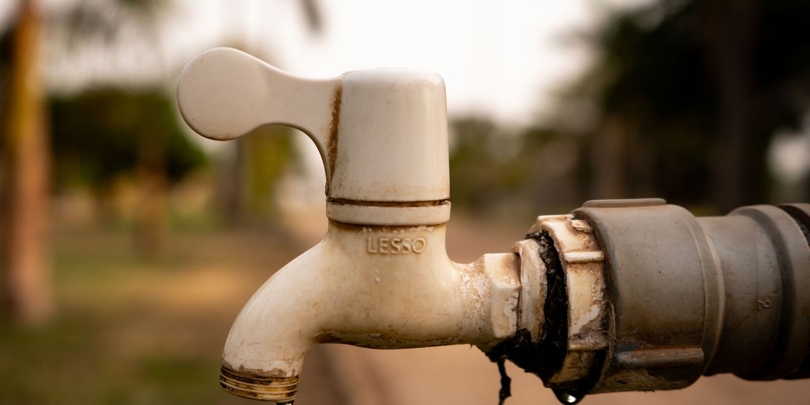 Llave de agua goteando
